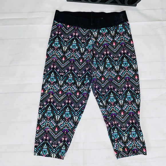 VS Pink Ultimate Capri Yoga Pants M - Picture 2 of 9